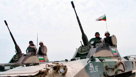 Bulgaria blinda su frontera con Macedonia con tanques por el flujo de refugiados