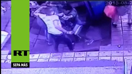 Un socavón se 'traga' a cuatro personas en una parada de autobús en China