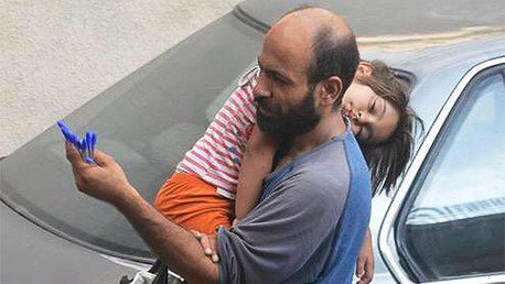 Una foto viral de un refugiado con su hija en brazos recauda miles de dólares de ayuda