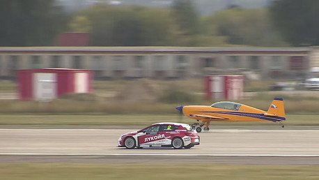 A lo 'Top Gear': Coches, caza y aviones libran una 'batalla' en el MAKS-2015 (Videos)