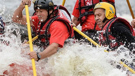 Video: El canciller ruso muestra su buen estado de forma practicando rafting extremo