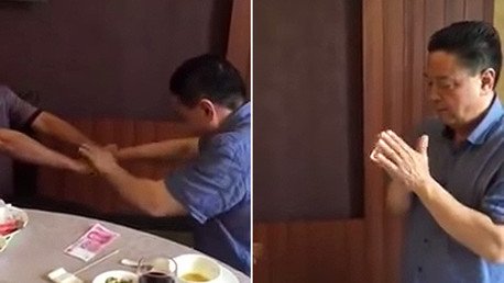 El yuan chino, ¿la divisa más fuerte?: Rompe con un billete un puñado de palillos para comer