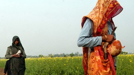 Indignación global: Condenan a dos indias a ser violadas por un delito de su hermano