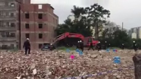 Auto terminó clavado al suelo por desafiar a una excavadora