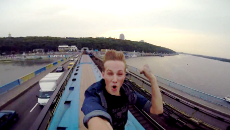 Surf extremo en el techo del metro de Kiev