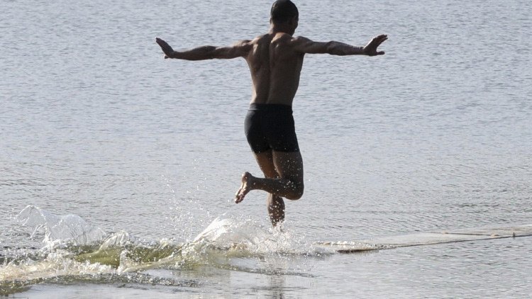 VIDEO: Un monje de Shaolín corre 125 metros por encima del agua