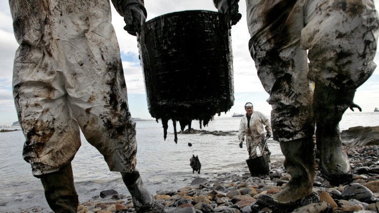 ¿Quién, cómo y para qué hunde el precio del petróleo? 