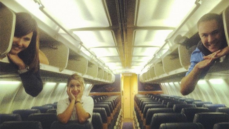 Fotos: ¿Qué hacen las azafatas cuando nadie las ve?