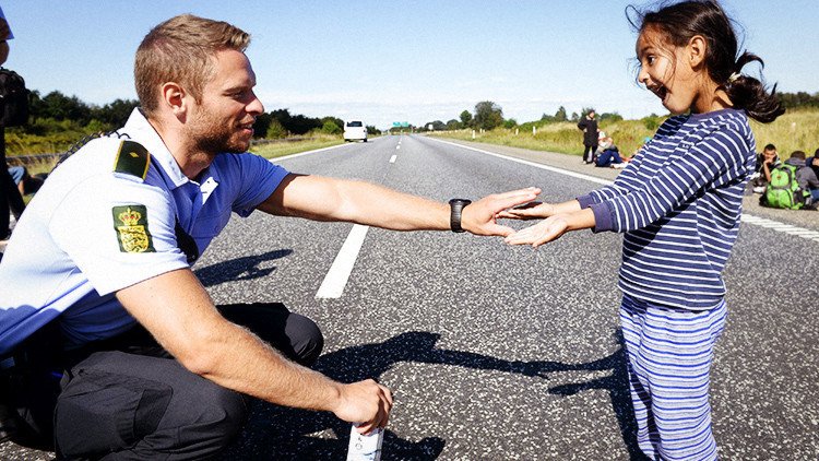 Fotos conmovedoras: Un policía danés juega con una niña siria