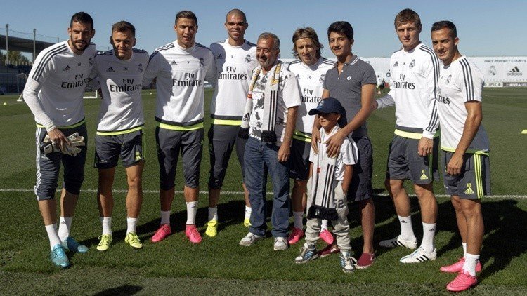 El refugiado pateado por una periodista húngara conoce a Cristiano Ronaldo (video)