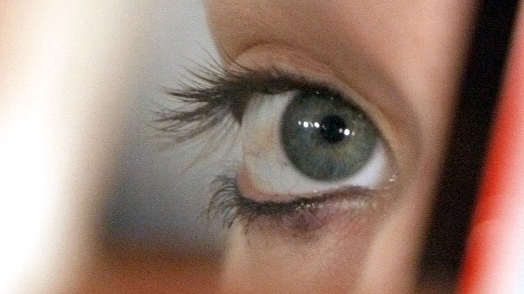 Médicos británicos realizan revolucionaria operación para curar la ceguera