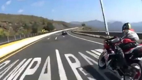 México: un motorista se accidenta a gran velocidad y sobrevive, pero provoca la muerte de otro