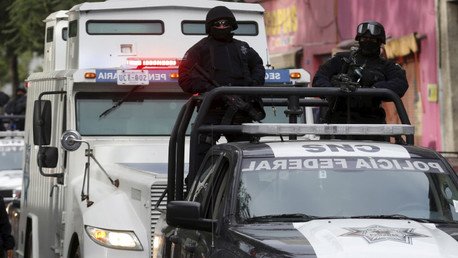 México: Despiden a policías que obligaron a dos detenidos a besarse (video)