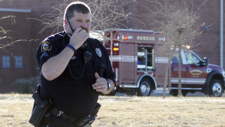 EE.UU.: La Policía entra en la casa equivocada, hiere a un hombre y mata a su perro