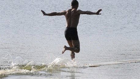 VIDEO: Un monje de Shaolín corre 125 metros por encima del agua
