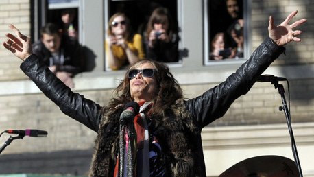 El líder de Aerosmith canta con un músico callejero en Moscú (video)