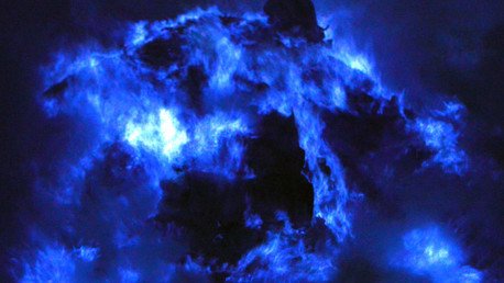 Imágenes espectaculares de la lava azul de un volcán indonesio (fotos, video)