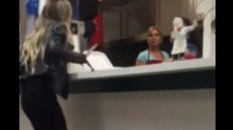 El 'karma' castiga a una histérica mujer por su comportamiento racista en un restaurante extranjero
