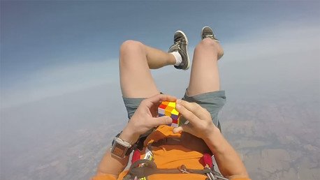 ¿Y si para abrir el paracaídas necesitas primero resolver un cubo mágico?