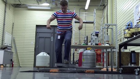 Prueban una patineta de 'Volver al futuro' hecha en Rusia