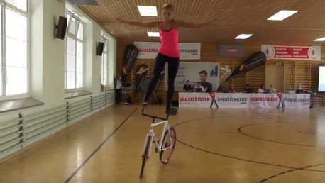 ¿Se ve capaz de manejar una bicicleta mejor que esta joven?