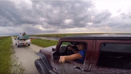 El bobo de la semana: Se accidenta por hacerse un ‘selfie’ mientras conduce 