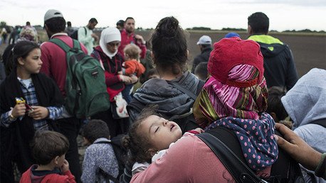 Video conmovedor: Una niña alemana comparte sus dulces con una menor refugiada