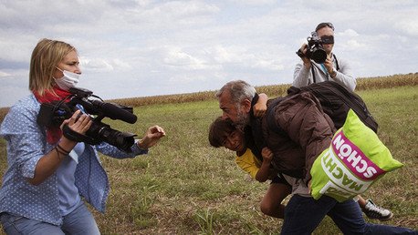 "Ocurrió algo dentro de mí. Lo siento": La reportera húngara que agredió a refugiados pide disculpas