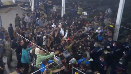 Video: La policía húngara tira comida a los refugiados como si fueran animales