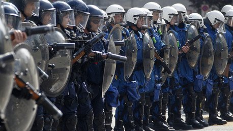 Policía suiza utiliza gas lacrimógeno para dispersar un enfrentamiento masivo entre turcos y kurdos