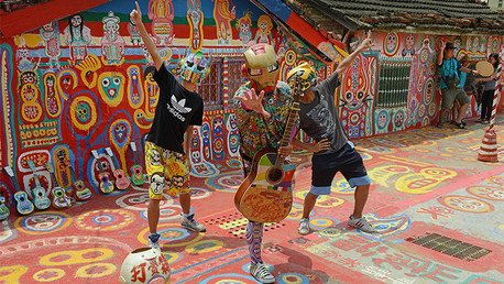 'Abuelito arcoíris', el artista que rescató a un pueblo de la destrucción