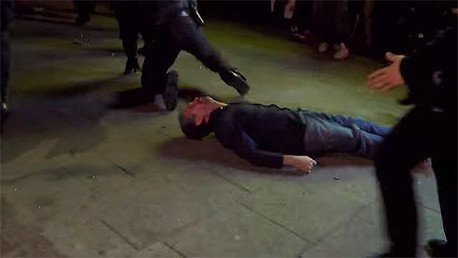 Video: La policía alemana noquea a un transeúnte inocente durante disturbios en Hamburgo