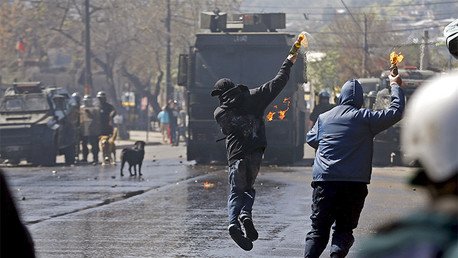 Video: La marcha por las víctimas de la dictadura en Chile acaba en violentos choques con la Policía