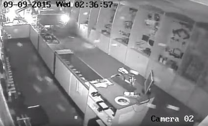 Ladrones 'entran' en camión en una tienda de armas de Texas y roban casi 100 pistolas y fusiles