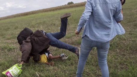 El final feliz del refugiado pateado por una periodista húngara