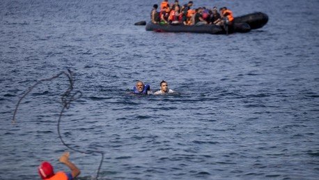 El mensaje en el chaleco salvavidas de un niño refugiado: "Llamen a este número, es el de mi madre"