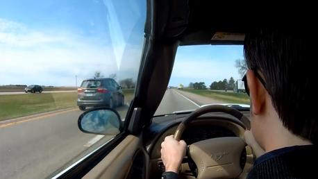 Pierde el conocimiento conduciendo por la autopista y esto es lo que sucede