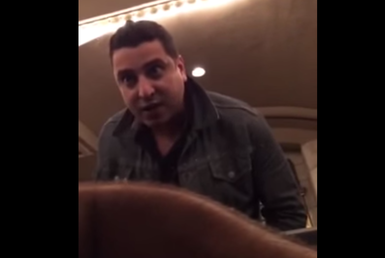 Un taxista amenaza a un conductor de Uber y su pasajero