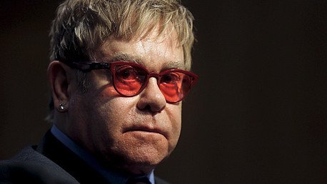 Bromistas telefónicos rusos hablaron con Elton John haciéndose pasar por Putin