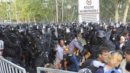 Video: la desesperación de multitud de refugiados ante la 'Gran Muralla europea' a vista de dron