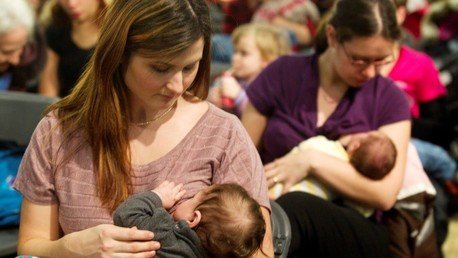 "Tu hijo es lo que comes tú": polémica campaña a favor de la lactancia en Brasil