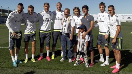 El refugiado pateado por una periodista húngara conoce a Cristiano Ronaldo (video)