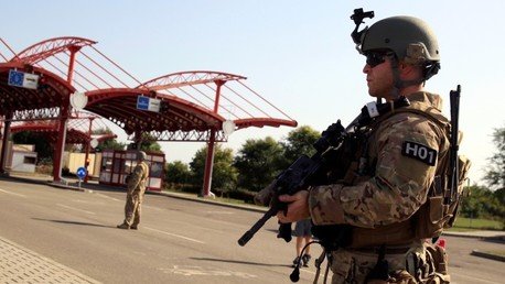 Escalada de la crisis de los refugiados: Hungría envía tanques a la frontera con Croacia