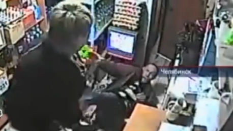 No te metas con las rusas: una dependienta tumba a golpes a un boxeador