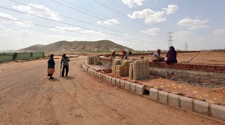 Un hombre ebrio muere cubierto por alquitrán tras caer en una carretera en construcción