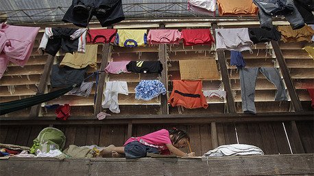 La foto de una niña filipina haciendo los deberes en la calle conmueve a la sociedad