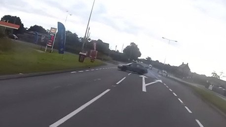 El karma del odio: Esto le pasó por querer asustar a un motociclista