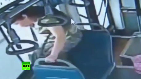 '¡Necesito salir ahora mismo!': una mujer pierde su parada y salta de la ventana del bús