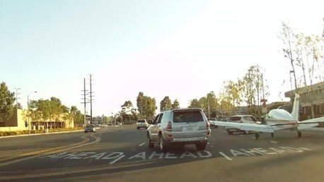 Una avioneta aterriza en una carretera con tráfico en California