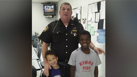 Un policía estadounidense alquila una habitación de hotel para una familia que se quedó sin hogar